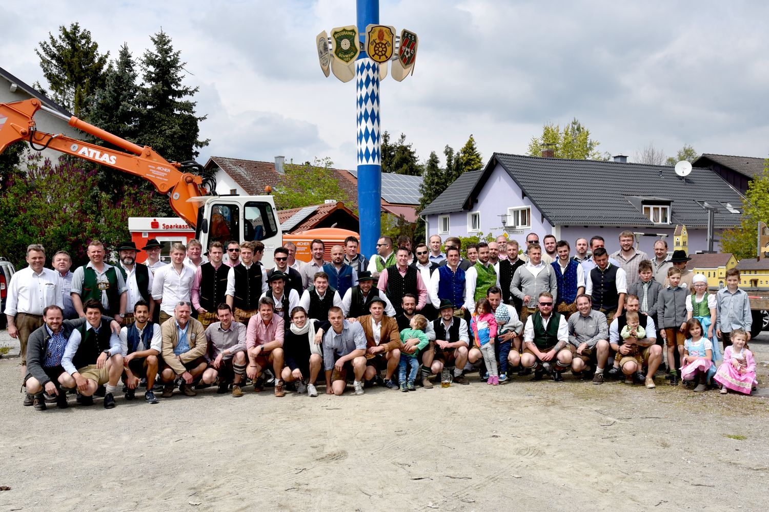 Gruppenbild Maibaumaufstellen klein 9151